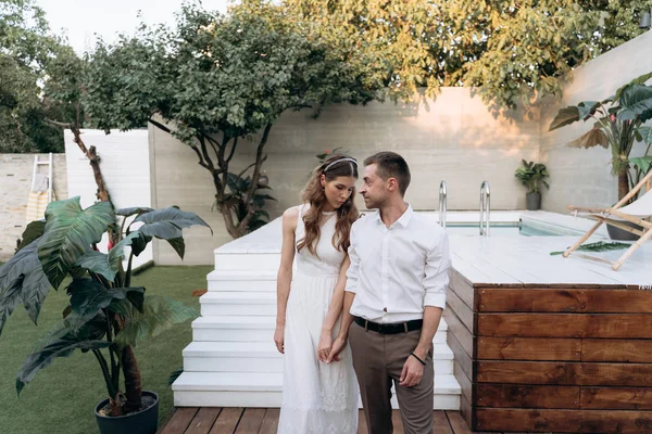 Elegante Uomo Donna Che Camminano Sul Cortile Con Piscina Sullo — Foto Stock