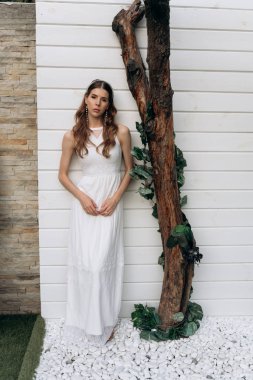 Açık havada beyaz ahşap arka plan karşı duran gelinin Tam Uzunlukta çekim 