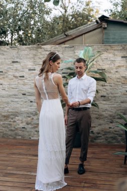  Gündüz bahçede el ele tutuşan kadın ve erkeğin tam uzunlukta çekilmiş fotoğrafı 