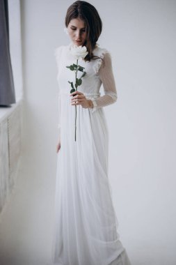 hafif arka plan ihale kadın ve elinde gül çiçeği tutarak, Tam Uzunlukta atış