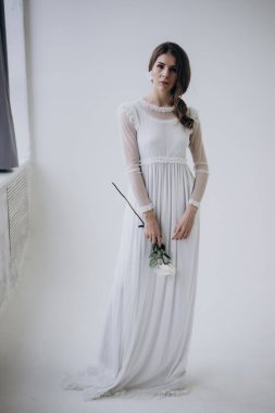 hafif arka plan ihale kadın ve elinde gül çiçeği tutarak, Tam Uzunlukta atış