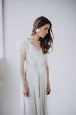 beyaz elbise giyen açık arka plan üzerinde poz ihale kadın portresi