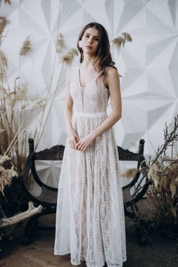 stüdyoda boho tarzında elbise giyen neşeli bayan ve kameraya bakarak, Tam Uzunlukta atış 