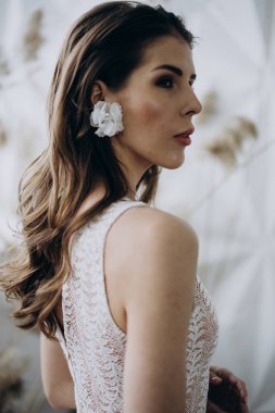 stüdyoda boho tarzında elbise giyen genç bayan