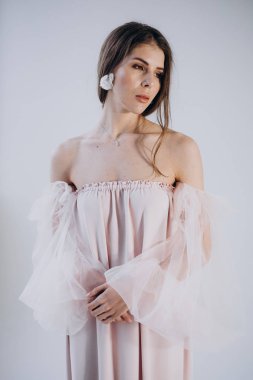 açık arka planda boho tarzı elbise giyen kafkas kadın portresi 