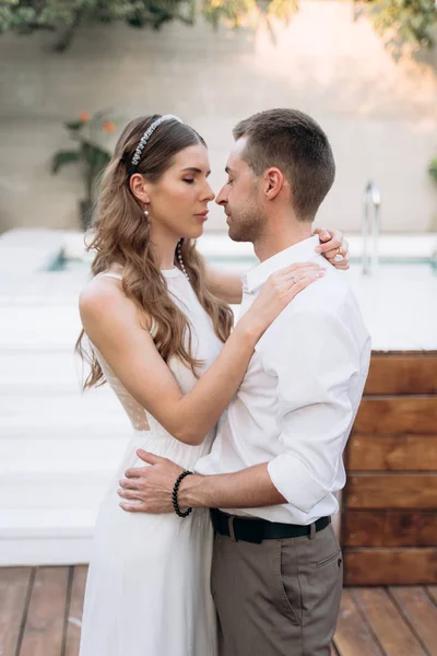 Retrato Casal Elegante Abraçando Livre — Fotografia de Stock