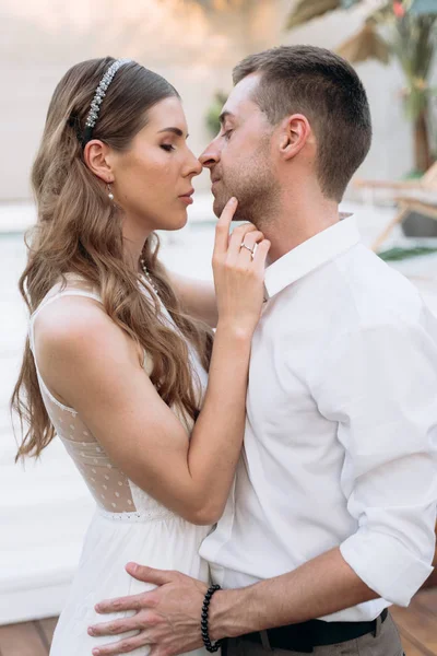 Retrato Novia Novio Abrazándose Aire Libre — Foto de Stock