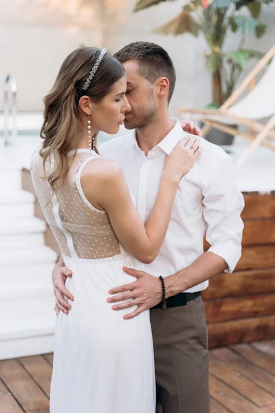 Retrato Casal Elegante Abraçando Livre — Fotografia de Stock