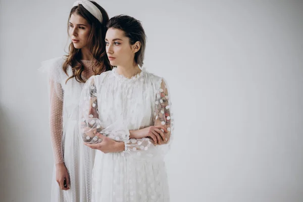 Дві Моделі Білих Сукнях Позують Світлому Фоні Студійний Знімок — стокове фото