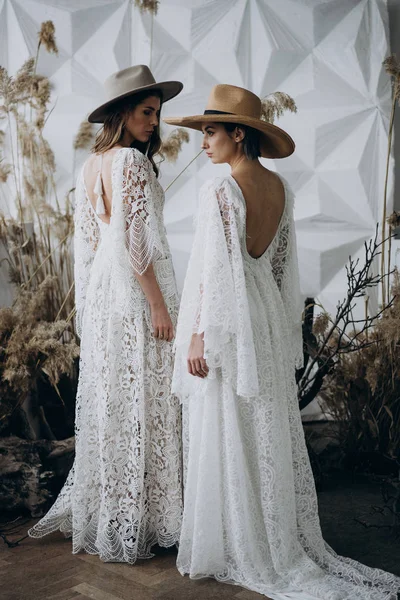 Duas Mulheres Elegantes Vestindo Vestidos Brancos Chapéus Fedora Posando Estúdio — Fotografia de Stock