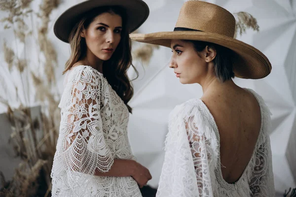 Retrato Duas Mulheres Elegantes Vestindo Vestidos Brancos Chapéus Fedora Posando — Fotografia de Stock