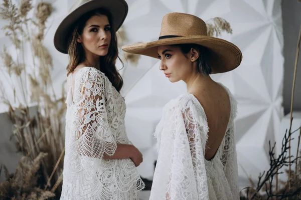 Retrato Dos Mujeres Elegantes Con Vestidos Blancos Sombreros Fedora Posando —  Fotos de Stock