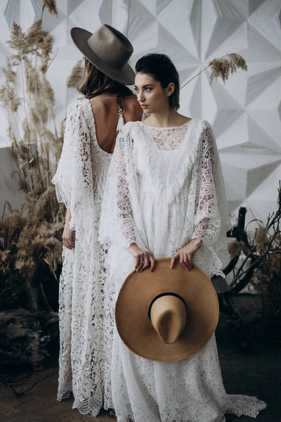 Dos Mujeres Elegantes Con Vestidos Blancos Sombreros Fedora Posando Estudio —  Fotos de Stock