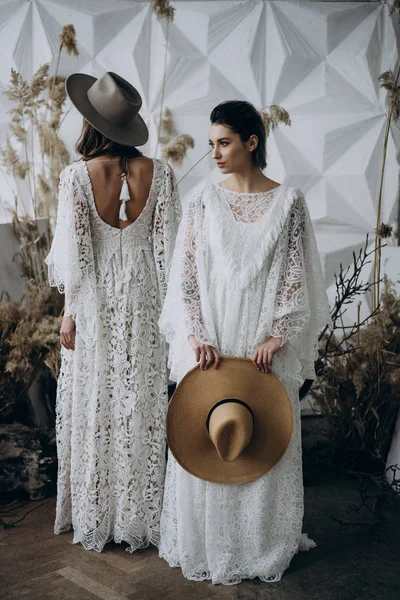 Zwei Stilvolle Frauen Weißen Kleidern Und Fedora Hüten Posieren Studio — Stockfoto