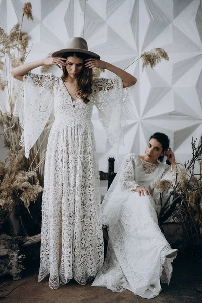 Zwei Models Weißen Kleidern Posieren Studio — Stockfoto