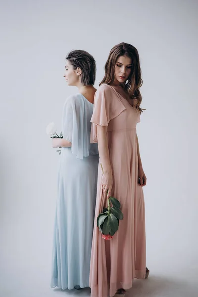 Duas Jovens Mulheres Vestindo Vestidos Coloridos Volta Para Trás Fundo — Fotografia de Stock