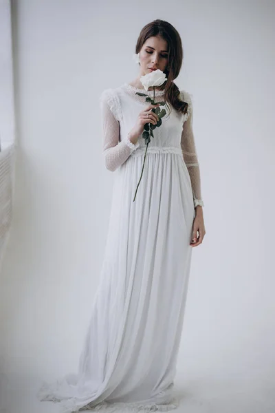 Braut Steht Auf Hellem Hintergrund Weißem Kleid Und Duftender Blume — Stockfoto