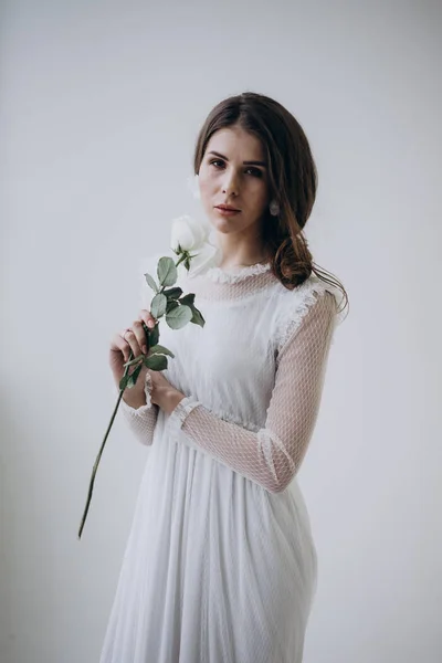 Νέα Γυναίκα Κρατώντας Τριαντάφυλλο Στο Χέρι Κοντά Στο Πρόσωπο Φως — Φωτογραφία Αρχείου