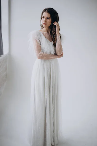 Boho Tarzında Elbise Giyen Açık Arka Plan Üzerinde Saç Elini — Stok fotoğraf
