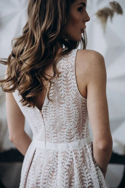 stüdyoda boho tarzında elbise giyen genç bayan ın arka görünümü