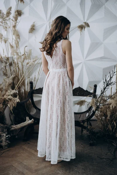 Visão Traseira Senhora Vestindo Vestido Estilo Boho Estúdio — Fotografia de Stock