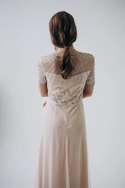 Back View Mulher Vestindo Vestido Bege Estilo Boho Fundo Luz — Fotografia de Stock