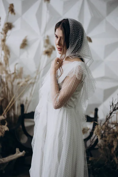 Retrato Senhora Vestido Branco Xale Elegante Estúdio — Fotografia de Stock