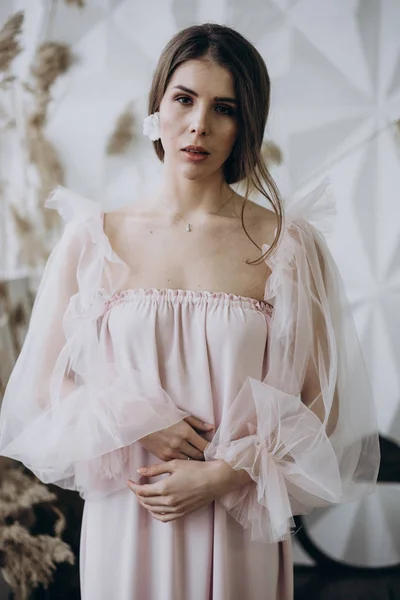 Retrato Mulher Vestindo Vestido Estilo Boho Olhando Para Câmera — Fotografia de Stock