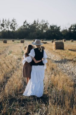 alanında duran anne ve kızı nın geri görünümü, Tam Uzunlukta atış 