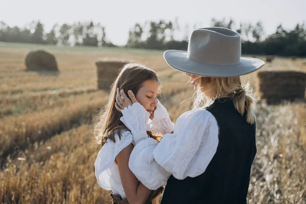 Retrato Madre Sosteniendo Hijas Pelo Pie Campo Con Fardos Paja — Foto de Stock