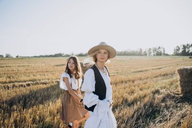 kız woth anne birlikte ve gündüz alanında yürüyüş