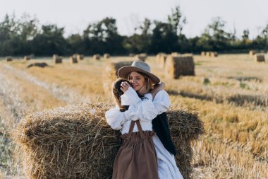 anne ve kızı gündüz sahada sarılma, Tam Uzunlukta atış 