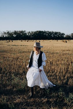 tarım ın ön görünümü uzun beyaz elbiseli genç kadın gündüz tarlada yürüyor 