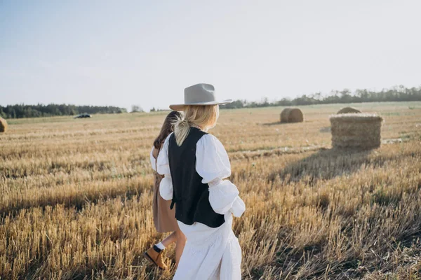 Back View Mother Daughter Walking Field Straw Bales Background — Stock Photo, Image