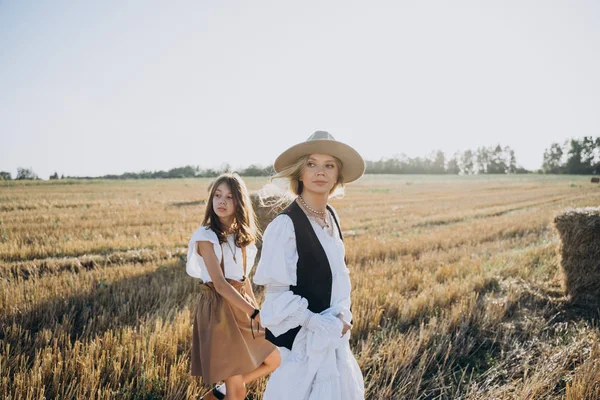 Girl Woth Mother Walking Field Together Daytime — Stock Photo, Image