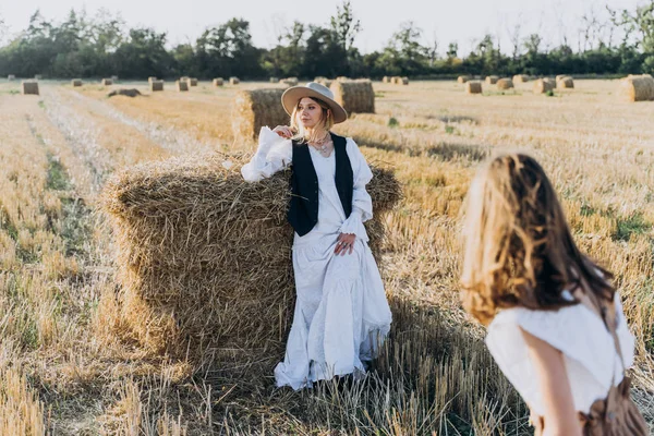 Kızı Ile Tarlada Saman Balyası Ayakta Kadın — Stok fotoğraf