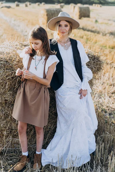 Young Mother Girl Standing Straw Bale Field Together — Stock Photo, Image