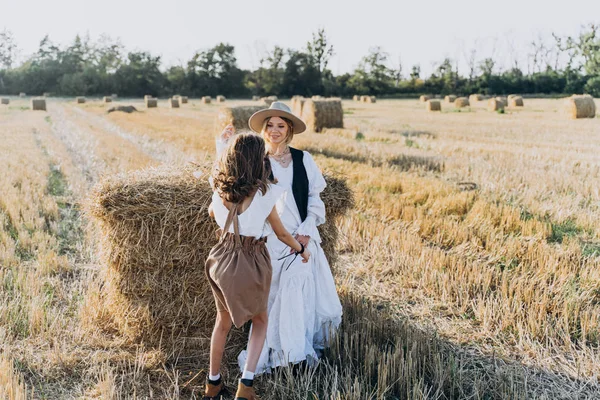 Saman Balyaları Ile Tarlada Dururken Ele Tutuşan Anne Kızının Tam — Stok fotoğraf