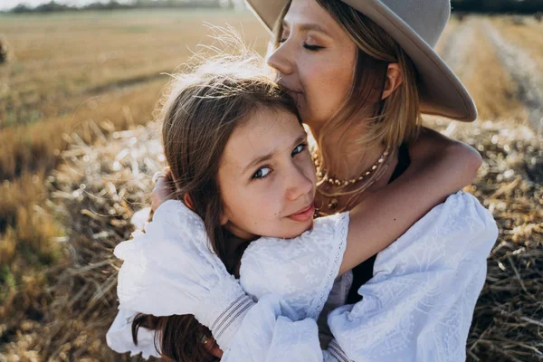 Portrait Mother Daughter Embracing Field — Stock Photo, Image