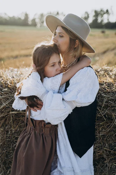 Portrait Mother Daughter Embracing Field — Stock Photo, Image