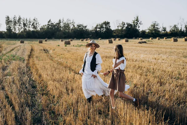 Largura Completa Madre Hija Caminando Campo Con Fardos Paja Fondo — Foto de Stock