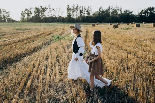 Side View Mother Daughter Walking Field Straw Bales Background — Stock Photo, Image