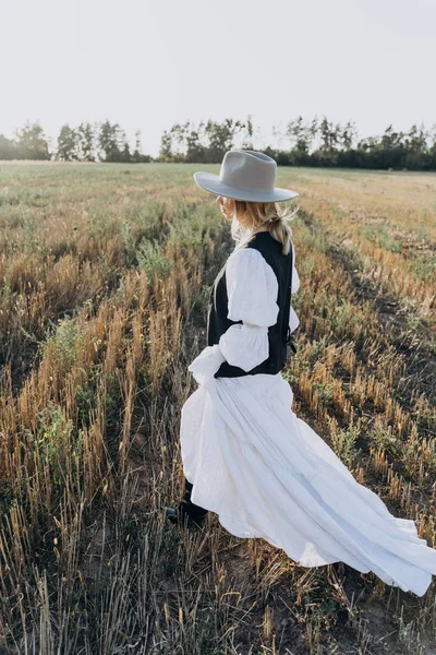 Seitenansicht Einer Stilvollen Frau Langen Weißen Kleid Die Feld Steht — Stockfoto