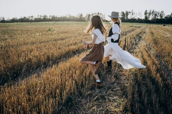 Menina Woth Mãe Andando Campo Juntos Durante Dia — Fotografia de Stock