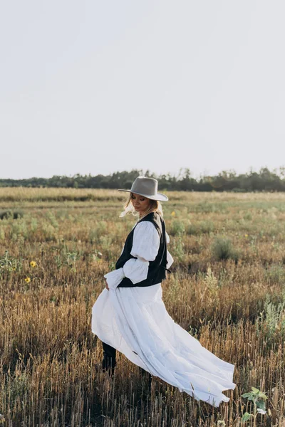Uzun Beyaz Elbiseli Kadın Tarlada Yürüyen Fedora Şapka — Stok fotoğraf