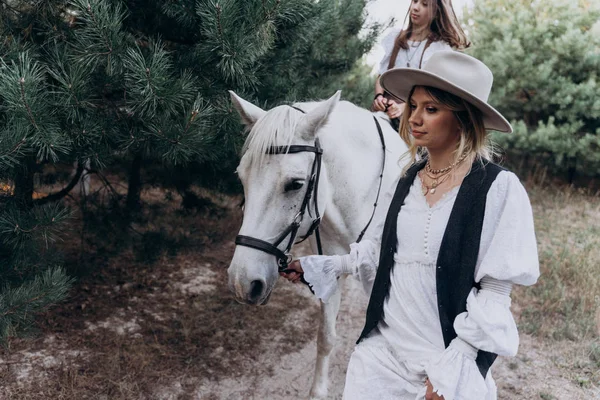 Stijlvolle Vrouw Vasthouden Hoofdstel Met Dochter Paardrijden Paard — Stockfoto