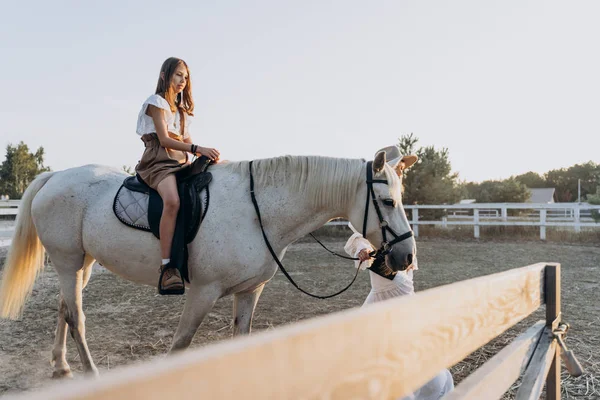 Zijaanzicht Van Vrouw Vasthouden Hoofdstel Met Dochter Paardrijden Paard Ranch — Stockfoto