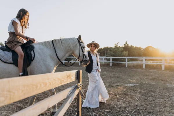 Veselá Dcera Jezdící Koni Zatímco Matka Drží Uzdu Chodí Ranči — Stock fotografie