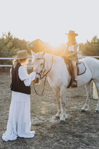 Дівчина Верхи Коні Мати Погладжує Коня Ранчо Заході Сонця — стокове фото
