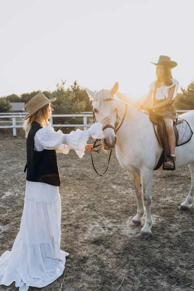 Volledige Lengte Shot Van Moeder Strelen Wit Paard Met Dochter — Stockfoto